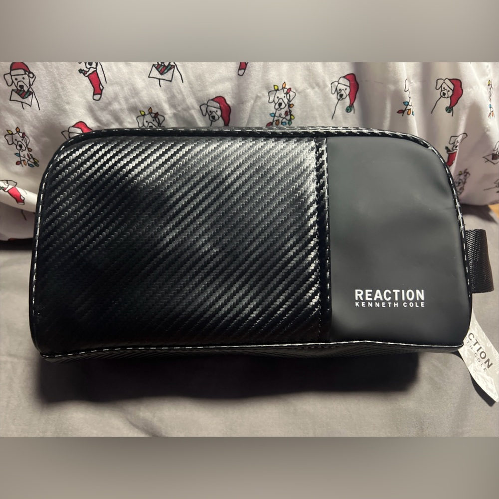 NWT Kenneth Cole Reaction Carbon Fiber Look Toiletry Bag